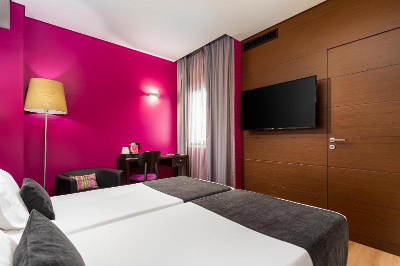 Twin Room image 3