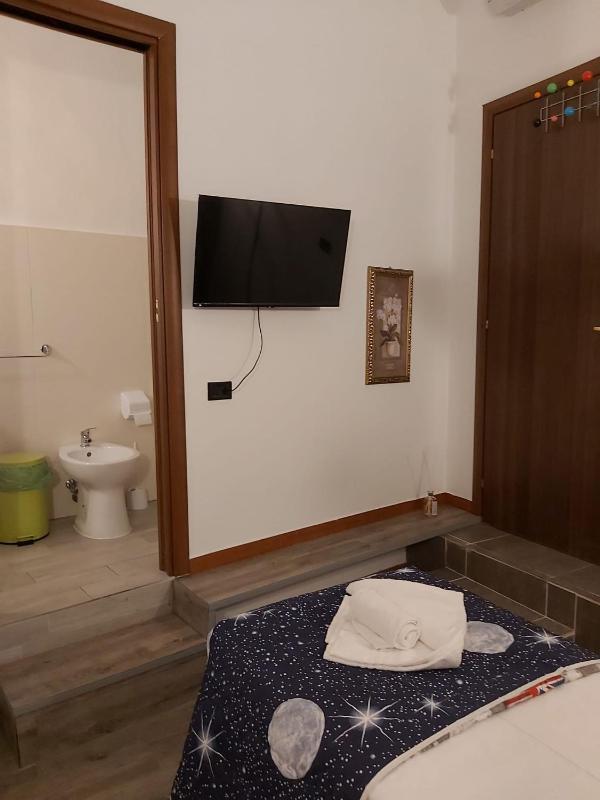 Small Single Room image 3