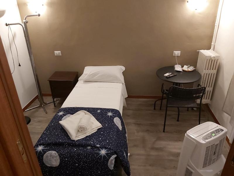 Small Single Room image 2