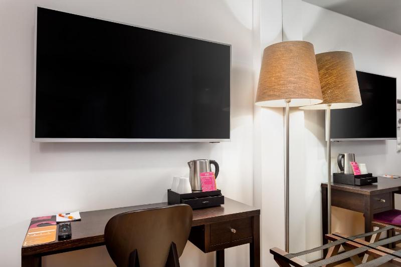 Deluxe Family Room image 3