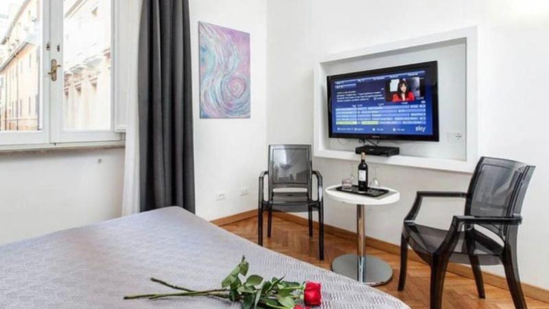 Deluxe Suite with Spa Bath image 2