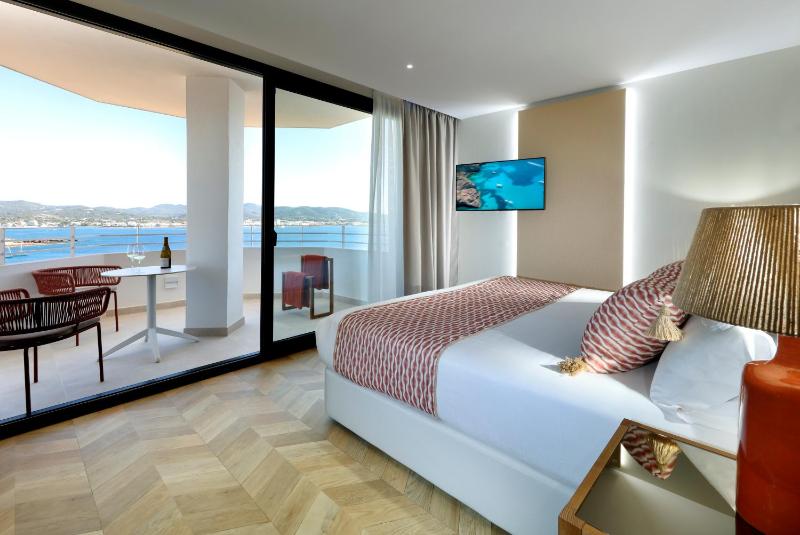 Deluxe Double Room with Sea View image 3