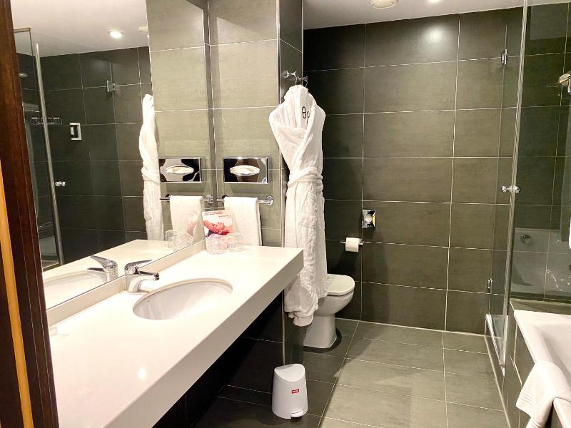 Deluxe Twin Room image 2