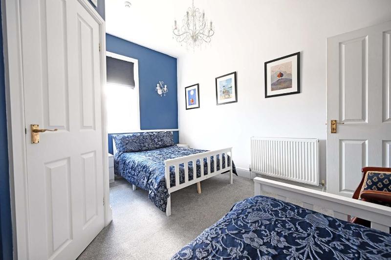 Twin Room image 4