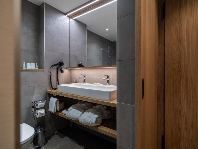Deluxe Double Room with Matterhorn View image 4