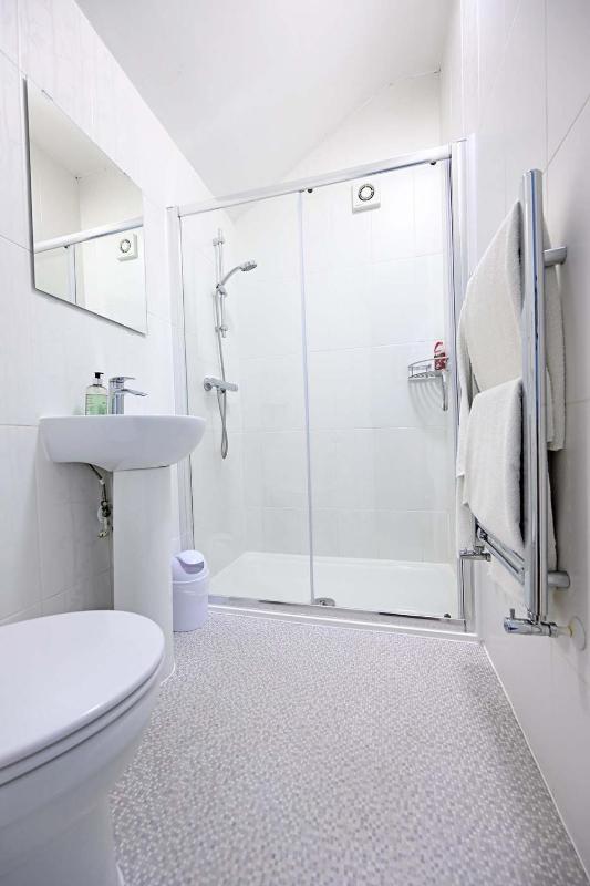 Twin Room image 2