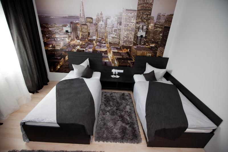 Deluxe Twin Room image 3