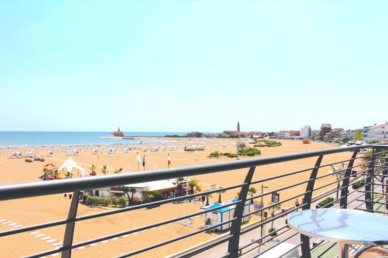 Double Room with Balcony - Sea Front image 4