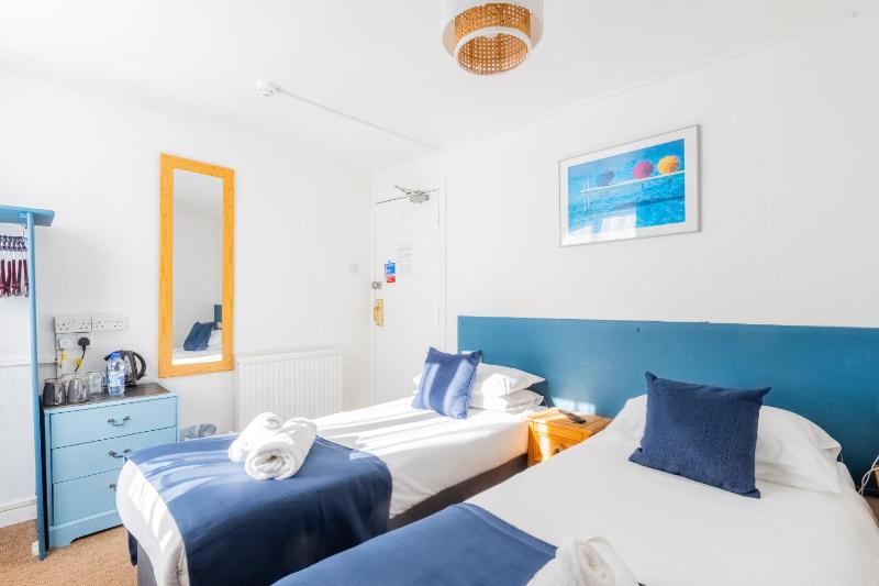 Standard Twin Room image 1