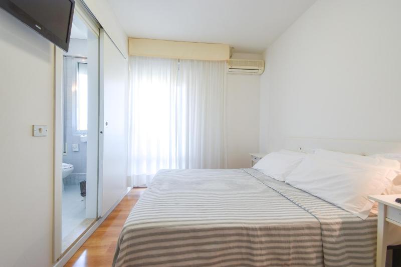 Double Room image 3