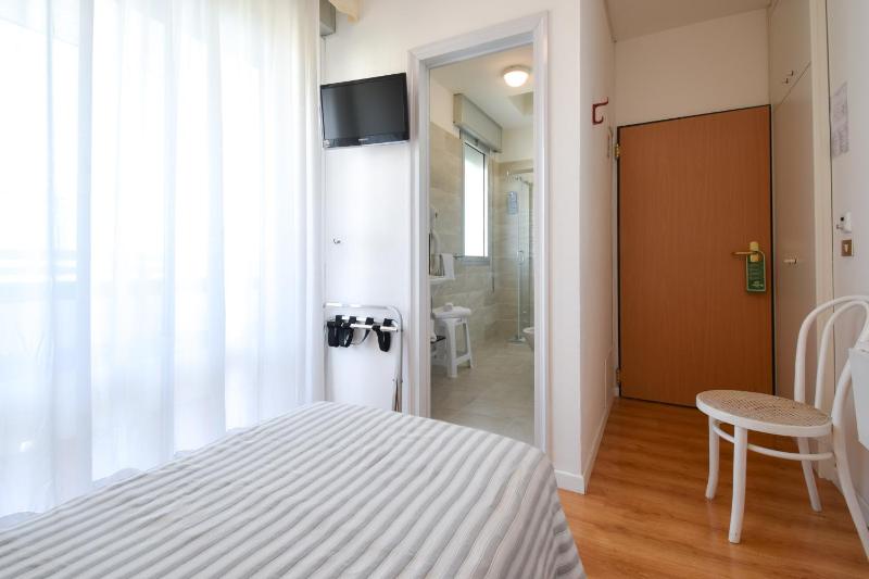 Single Room image 3