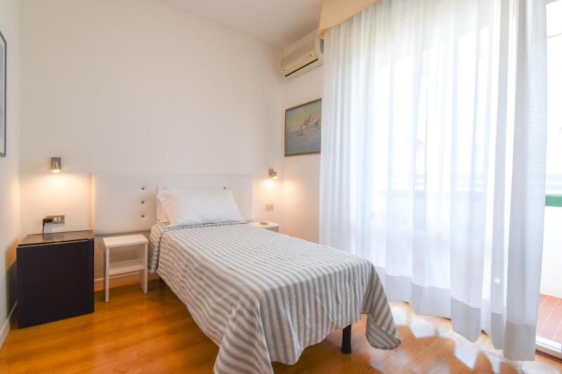 Single Room image 4