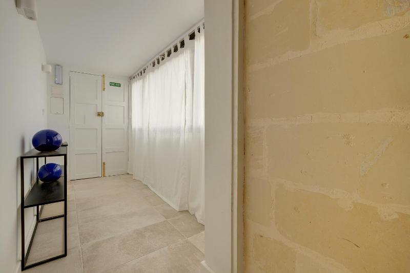 Stylish 2BR Apt in Valletta by Buena Vista - image 13