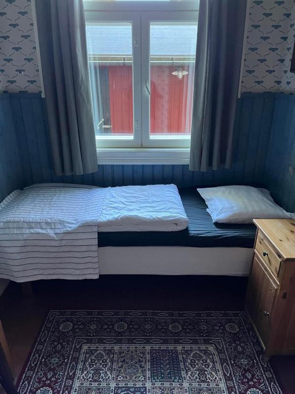 Single Room with Shared Bathroom image 4