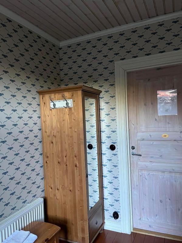 Single Room with Shared Bathroom image 3