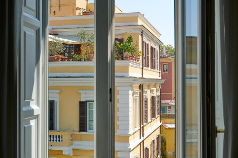 Deluxe Queen Room image 4