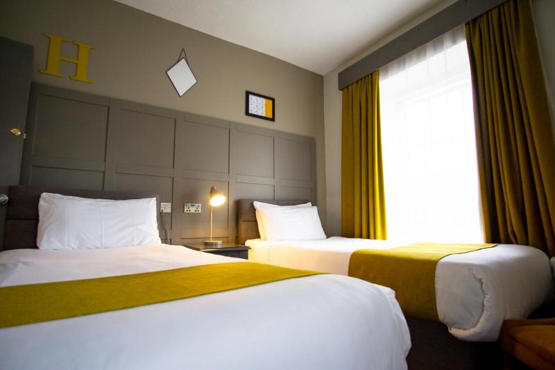 Superior Twin Room image 4