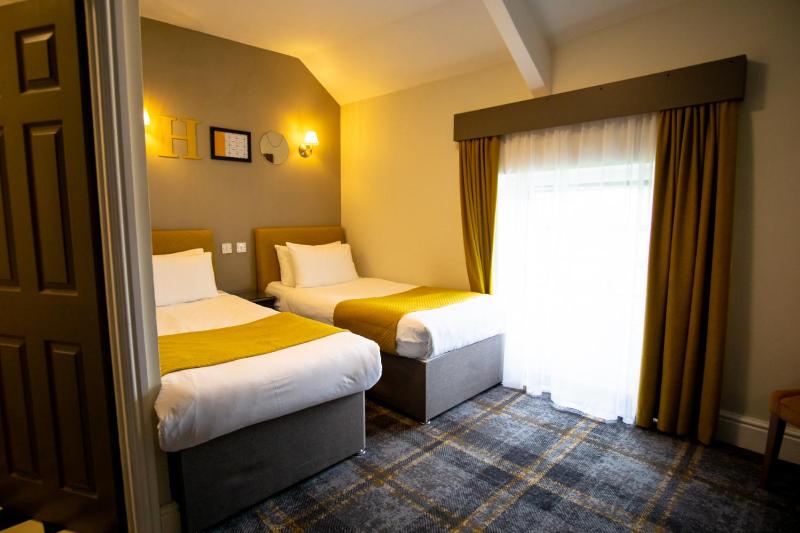 Economy Twin Room image 3