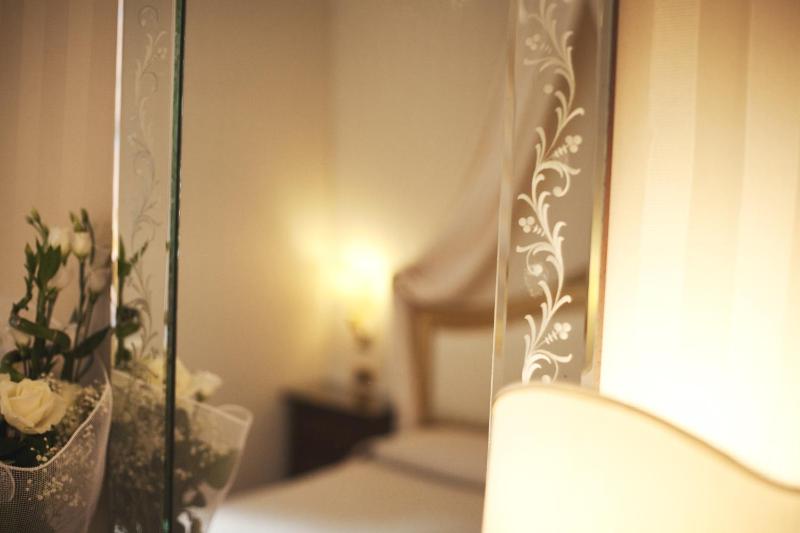 Deluxe Double Room with Canal View image 4