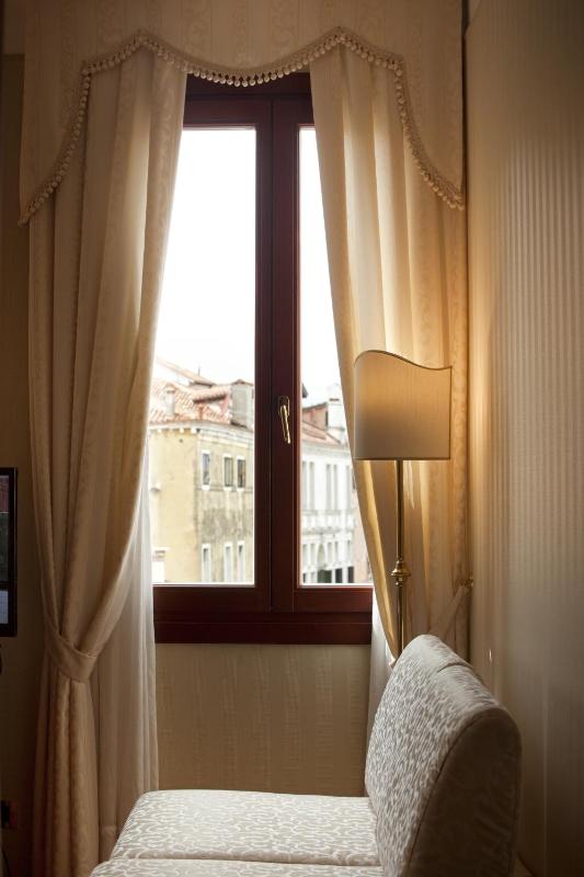 Deluxe Double Room with Canal View image 3