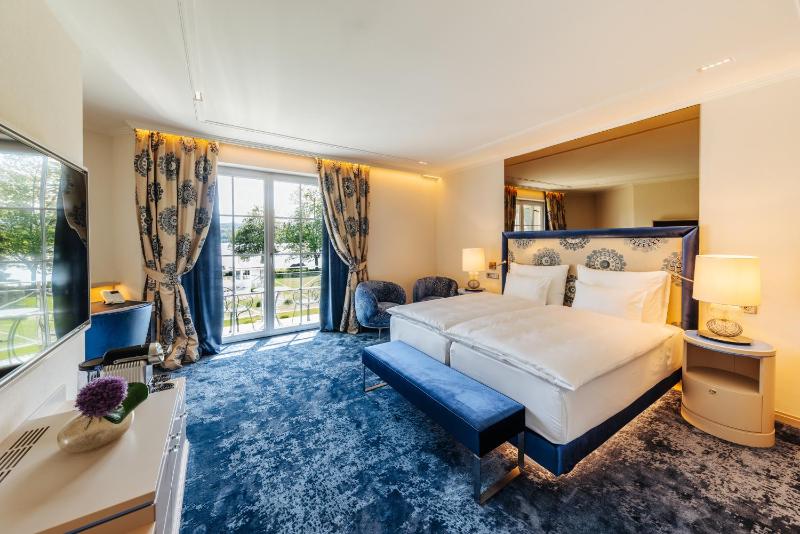 Deluxe Double Room with Balcony and lateral Lake View image 3