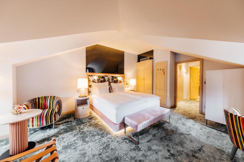 Standard Double Room image 3