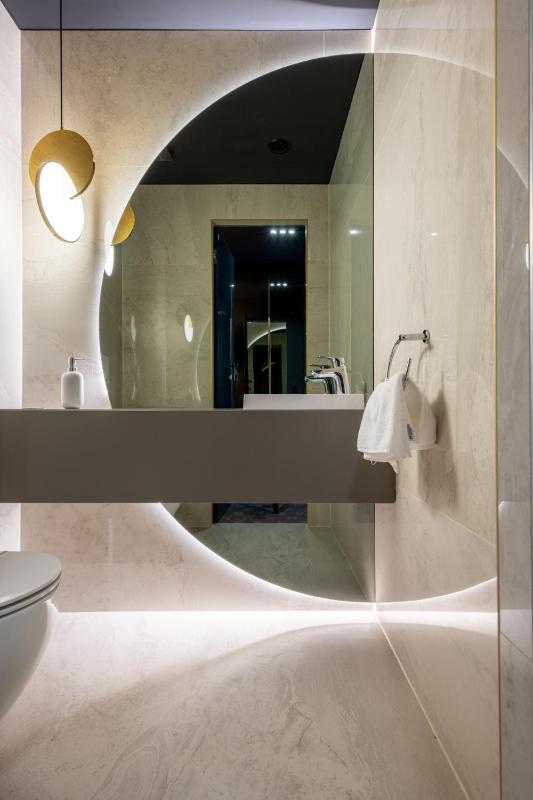Deluxe Suite image 2