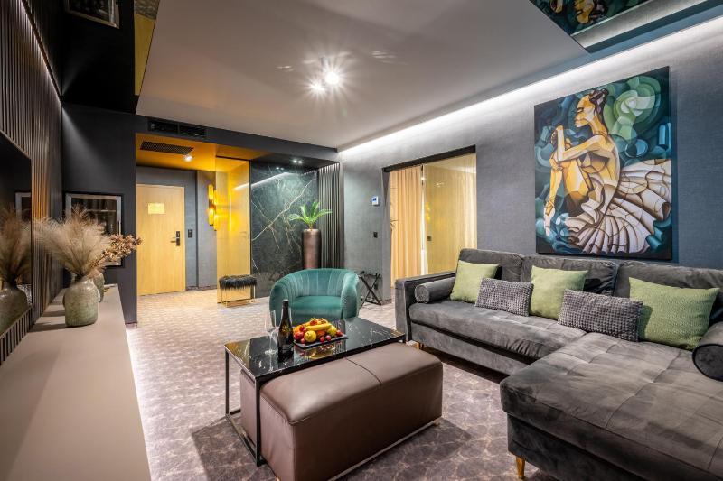 Deluxe Suite image 1