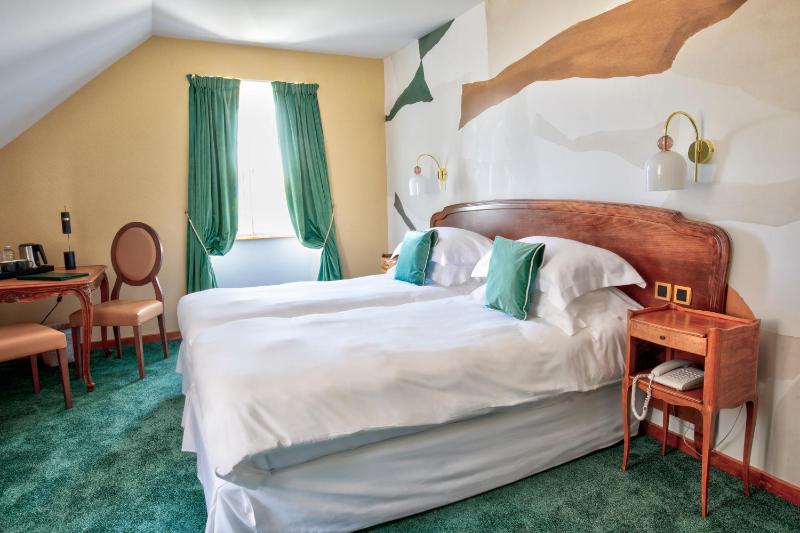 Superior Twin Room image 3