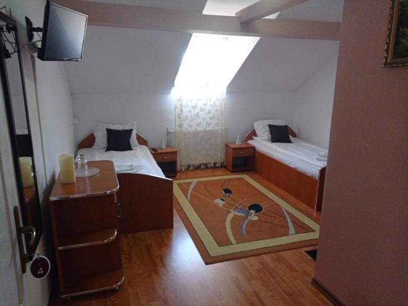 Twin Room with Bathroom image 3