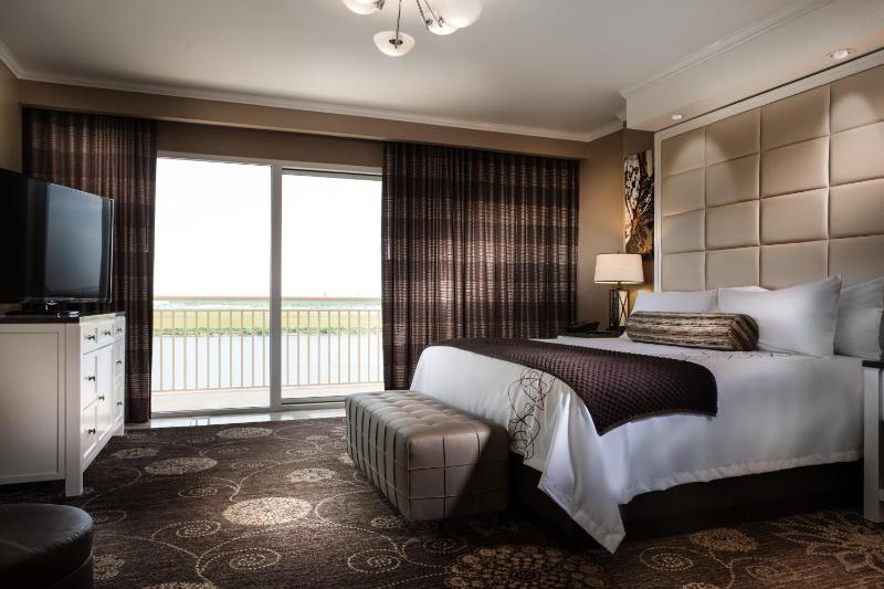 King Room with Lake View image 2