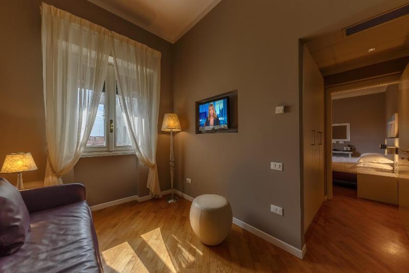 Superior Double Room with Balcony image 4