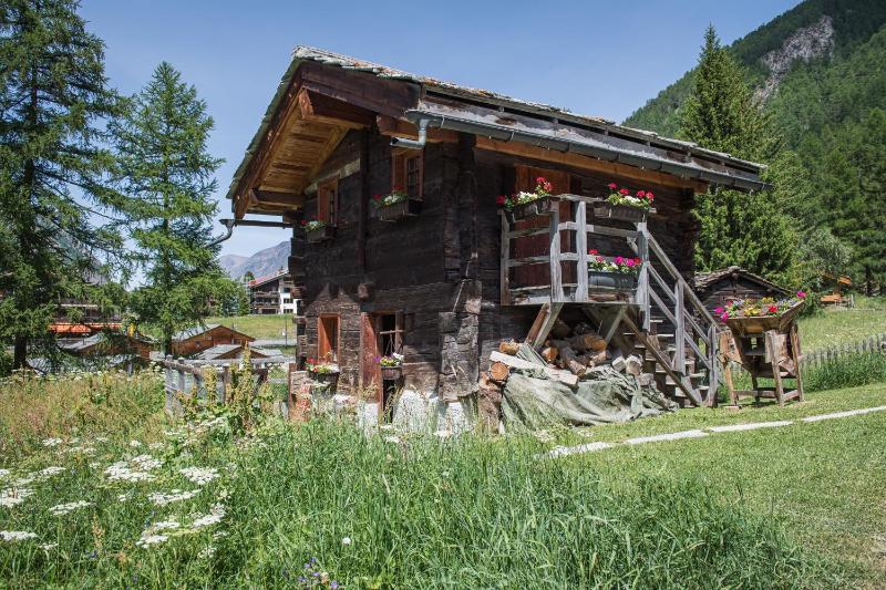 Studio with Mountain View image 2
