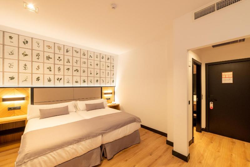 Twin Room with Mountain View image 3