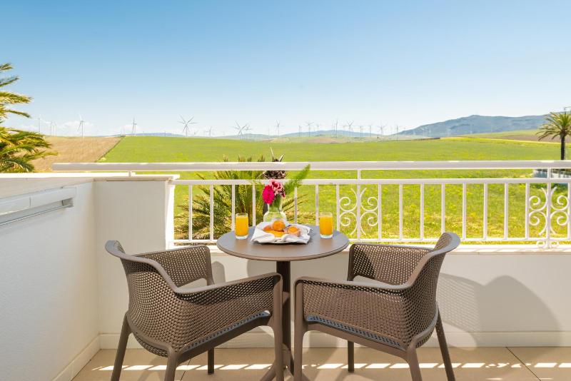 Twin Room with Mountain View image 4