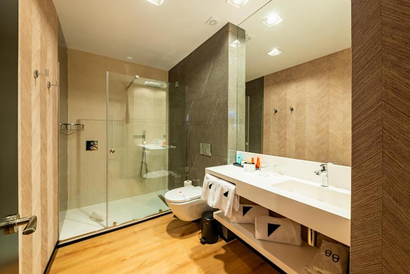 Twin Room with Mountain View image 1