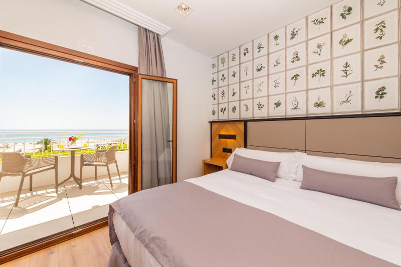 Twin Room with Sea View image 4