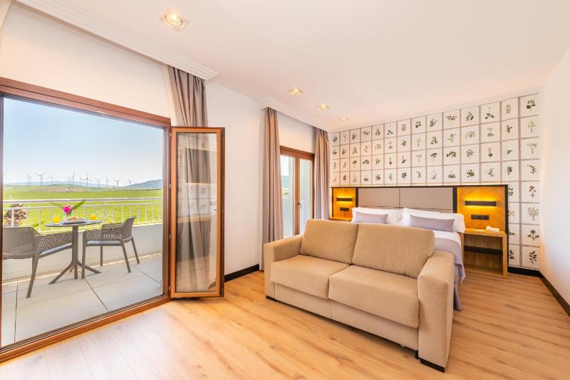 Superior Twin Room with Mountain View image 4