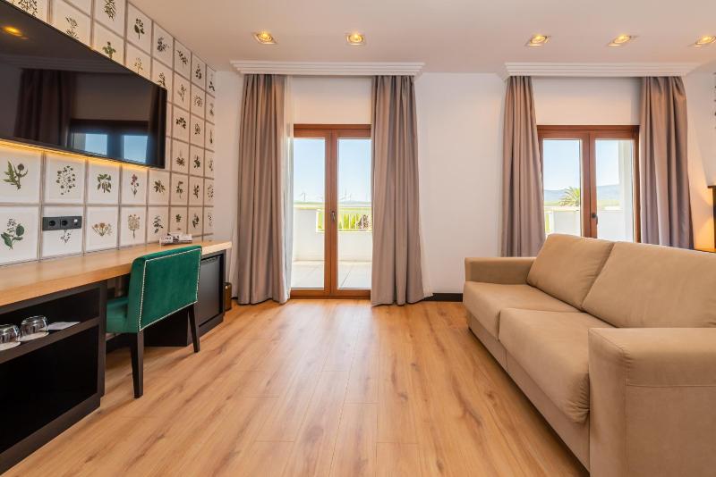 Superior Twin Room with Mountain View image 2