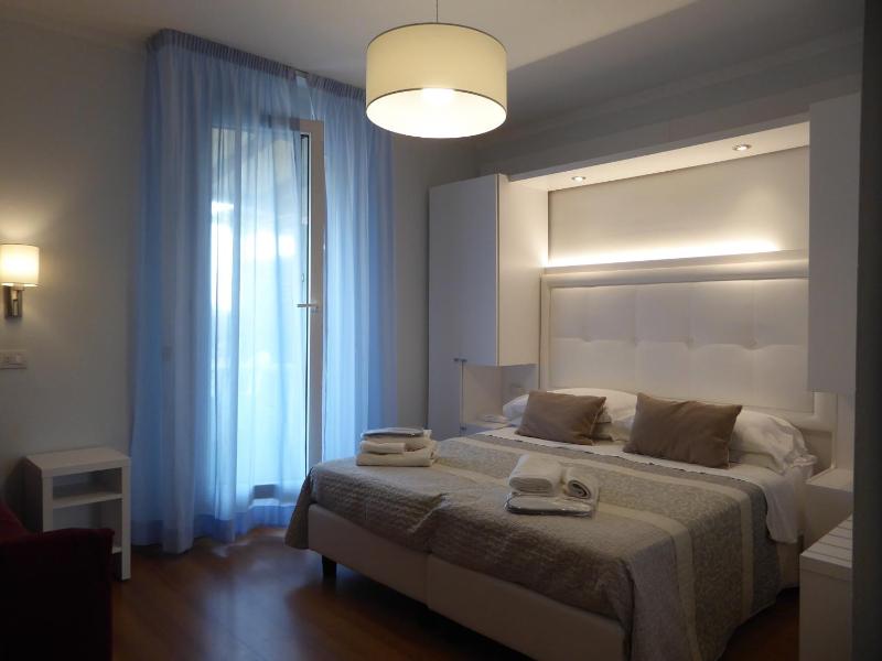 Double Room image 4