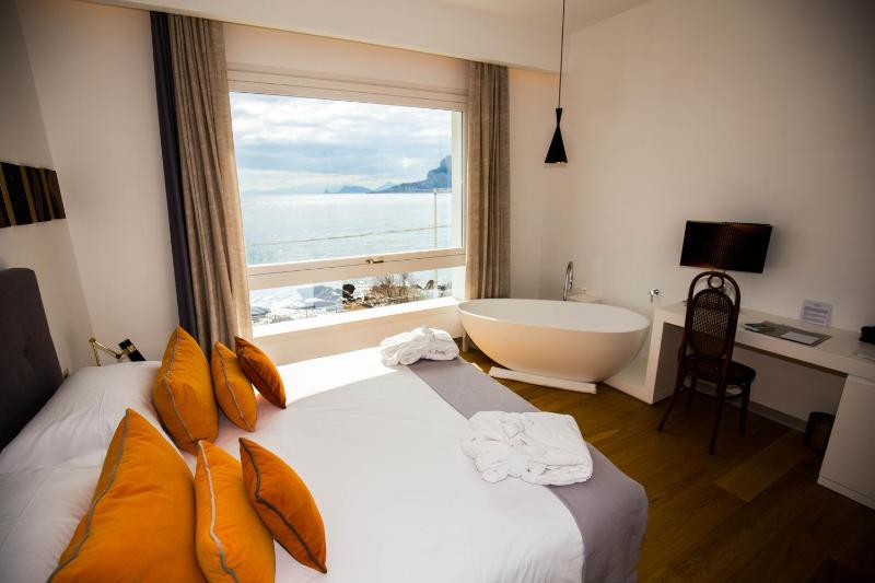 Deluxe Double Room image 1