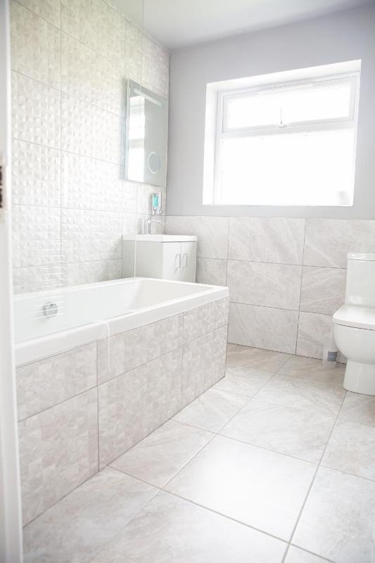 Lazy Twin (Private bathroom - Upstairs) image 3