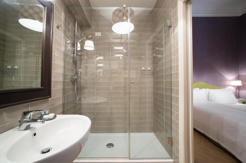 Deluxe Double or Twin Room with City View image 2