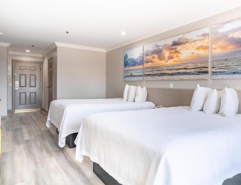 Deluxe Queen Room with Two Queen Beds and Balcony - Non-Smoking image 4