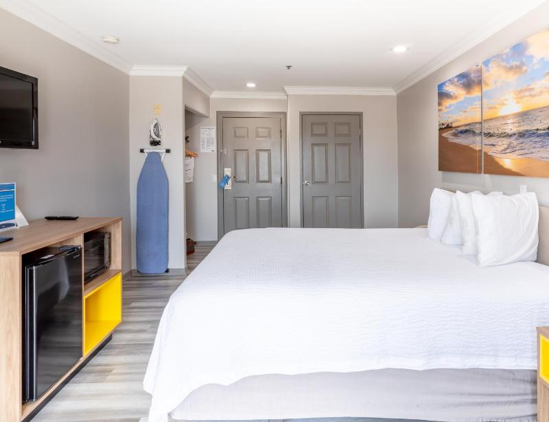 Deluxe King Room with Balcony - Non-Smoking