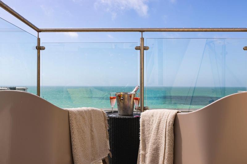 Airhost's Brighton's Best Green Diamond Escape with Sea Views - image 12