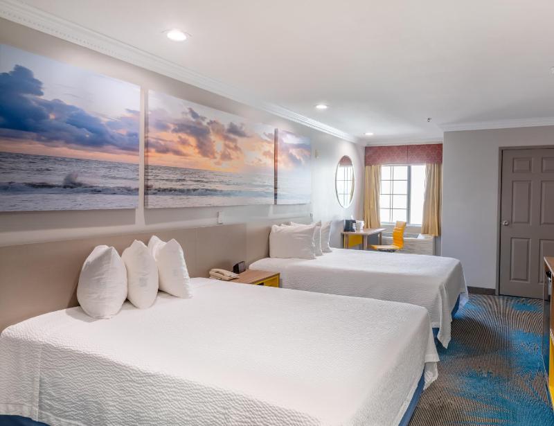 Queen Room with Two Queen Beds - Non-Smoking image 2