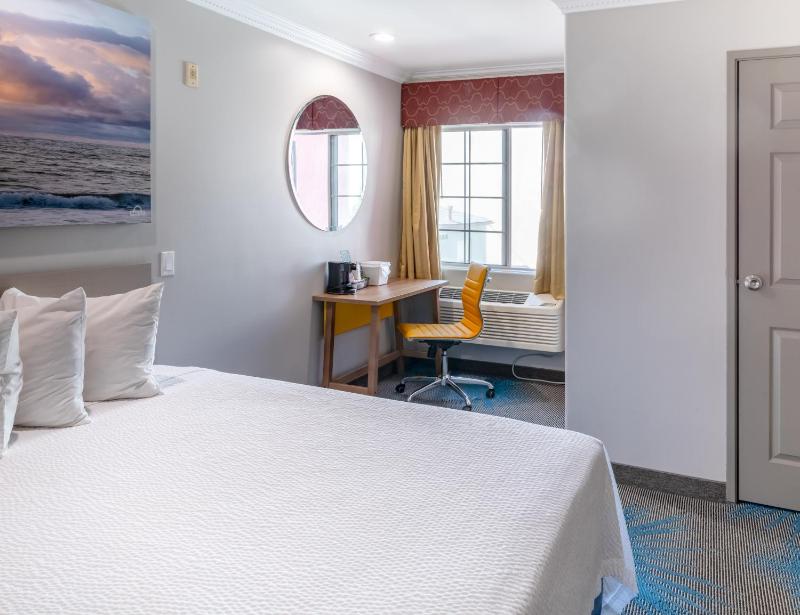 Queen Room with Two Queen Beds - Non-Smoking image 3
