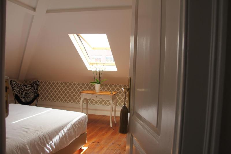 Single Room with Shared Bathroom image 2