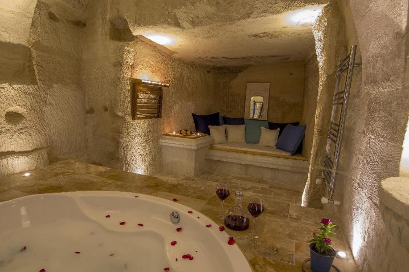 Honeymoon Cave Suite image 3